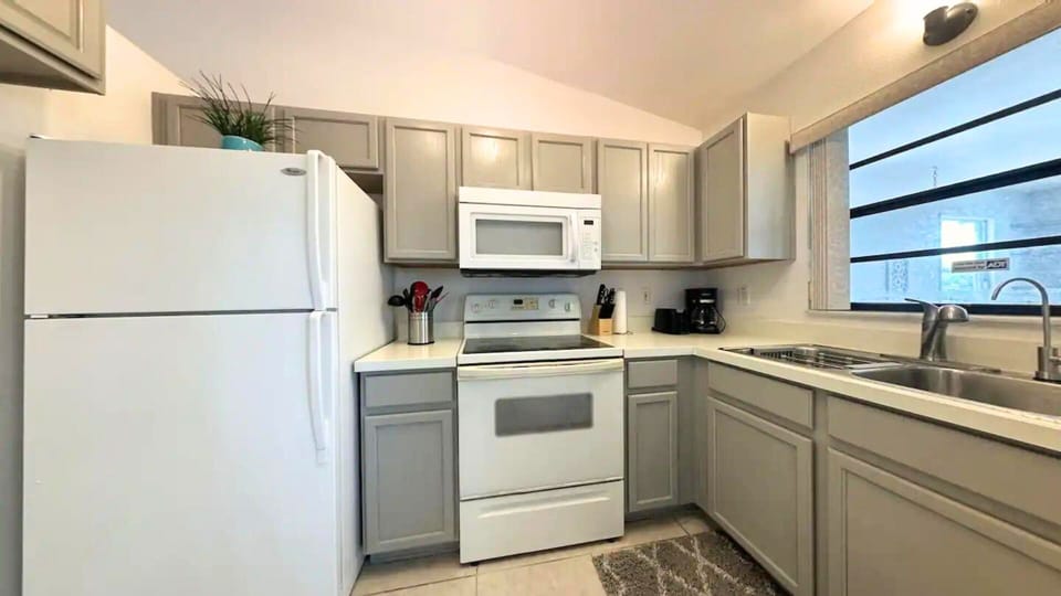 Features essential appliances: refrigerator,stove/oven, dishwasher and many more