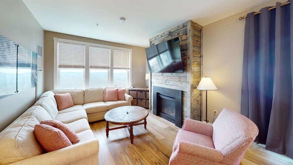 Home Decor, Furniture, Indoors, Living Room, Coffee Table
