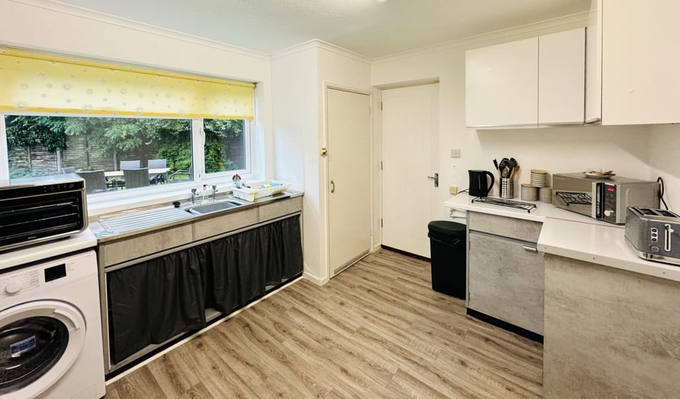 with oven and hob, washingmachine and fridge/freezer