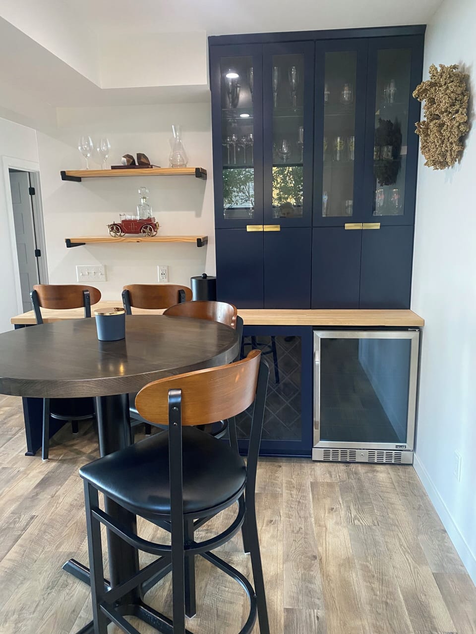 Bar with seating for 4.