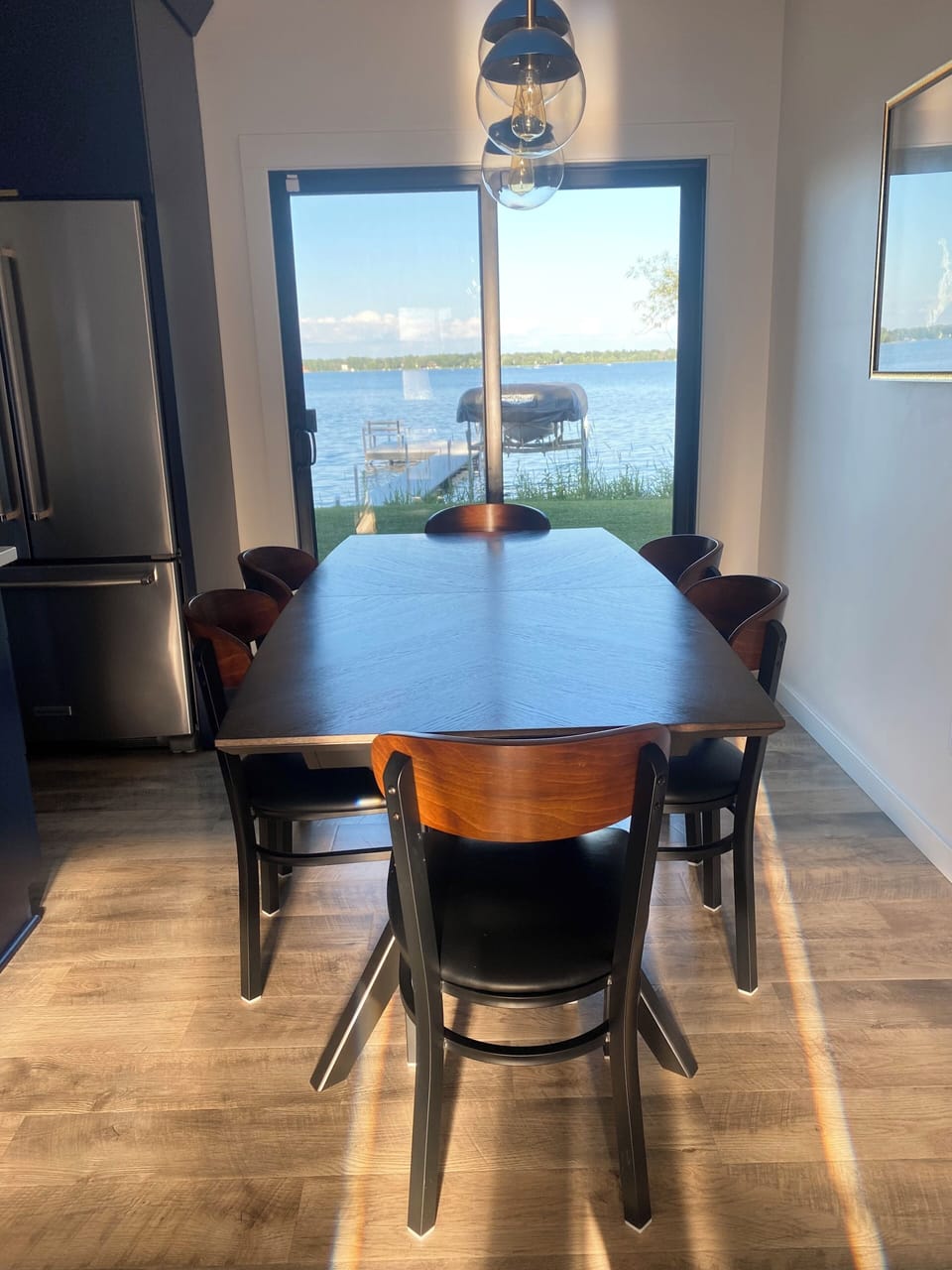 Dining table that expands to seat 8.