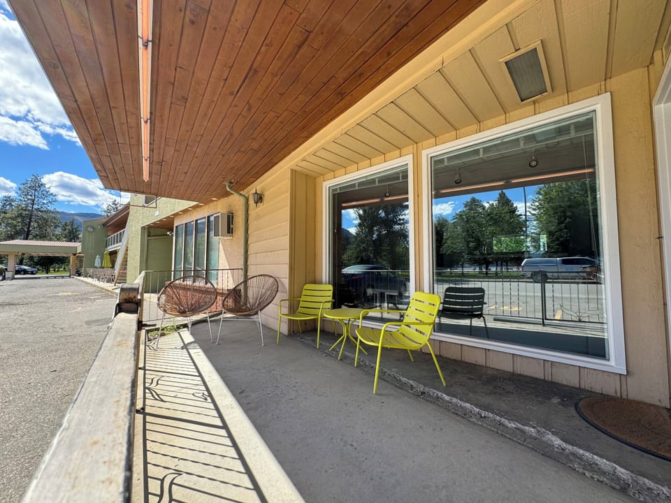 Front patio facing lake and park