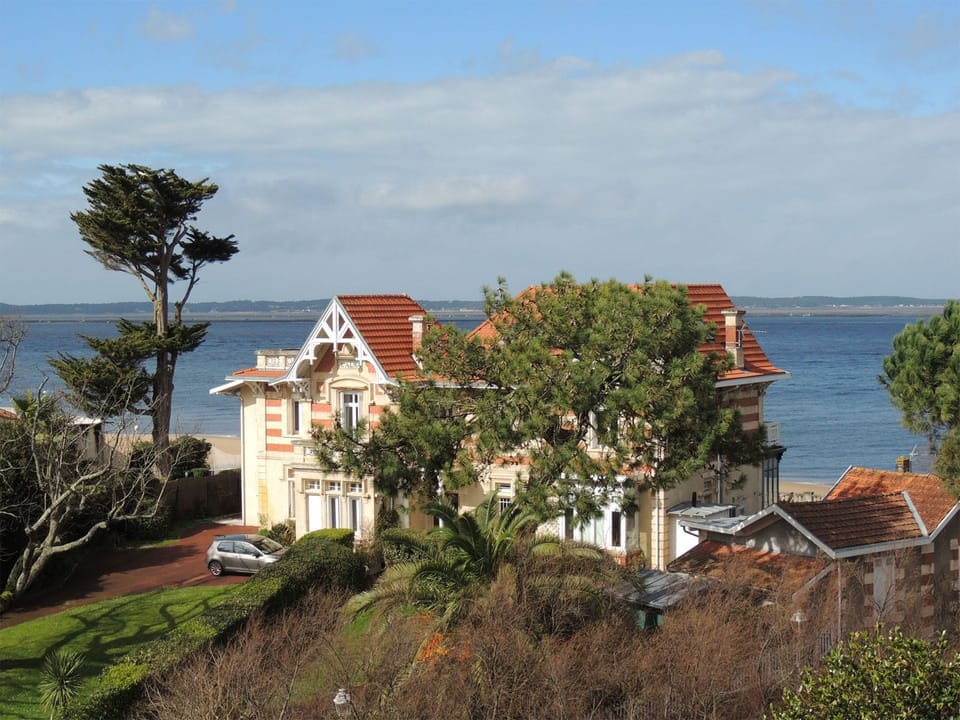 Each accommodation is unique and located in a different residence, at varying distances from the beach (less than 400m). The residences visible in the photos do not represent all available options.