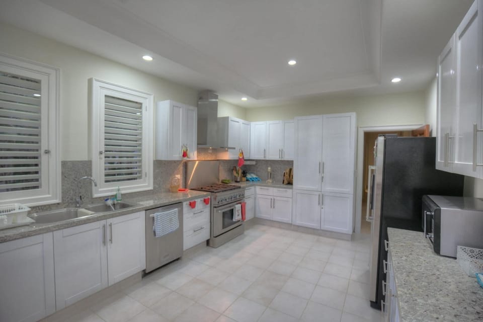 Marina 4 Oceanfront Luxury Villa (4415)