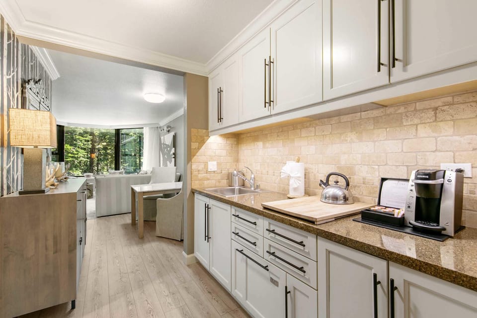 Kitchen: Well-equipped kitchen, stainless steel appliances, Wolf 2-burner cooktop, Keurig
