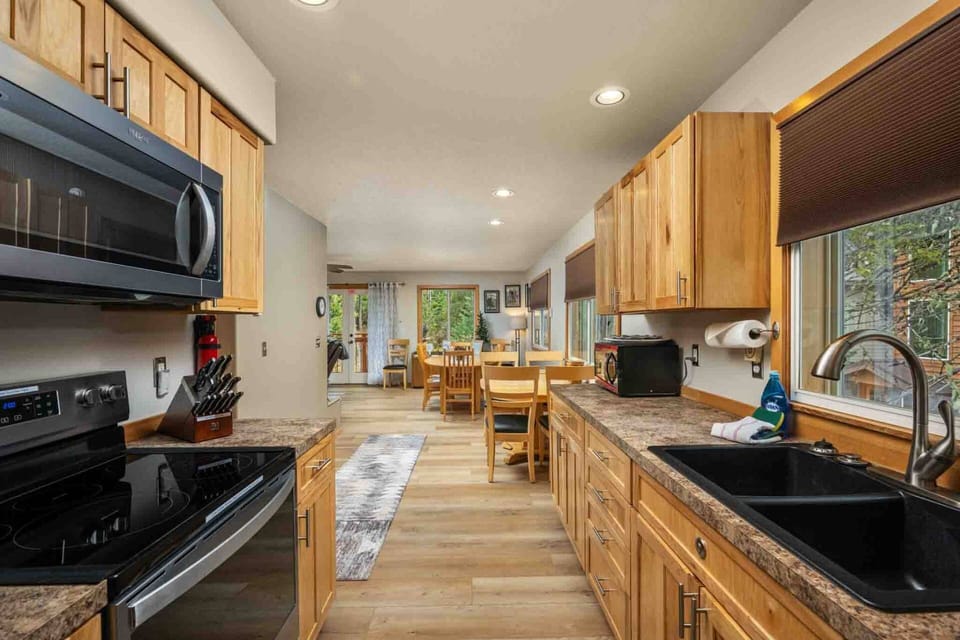 "Fully stocked kitchen, clean, and so much space for the 7 of us and dogs included. We will be back for sure!" - Kayla