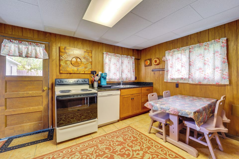 Kitchen | Keurig Coffee Maker | Breakfast Nook | 1st Floor