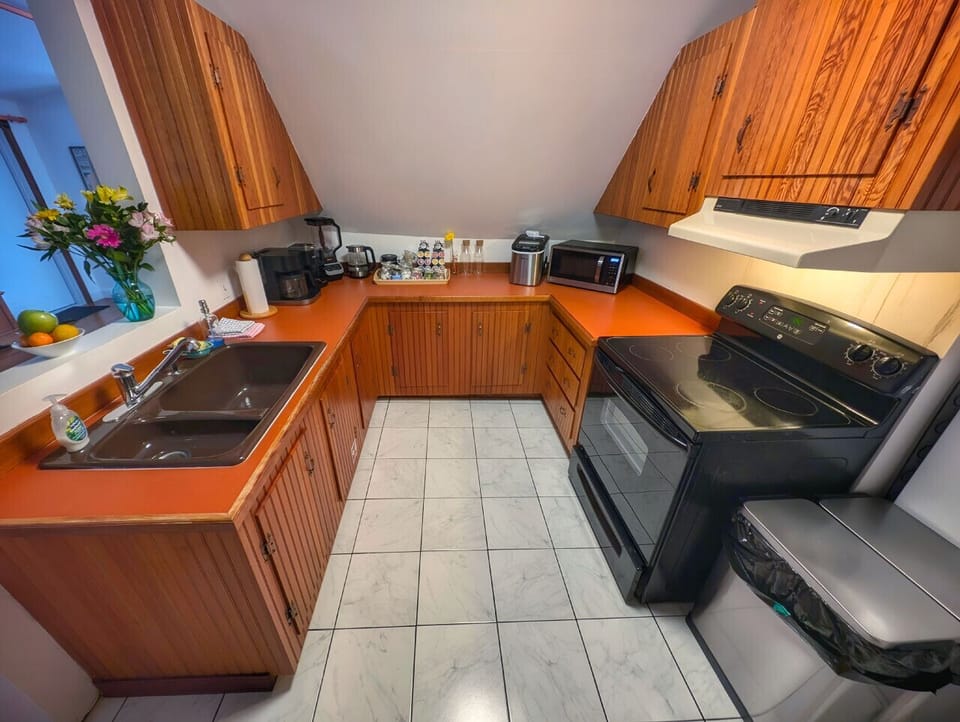 Small space, big convenience! Our modern kitchenette is fully equipped with a microwave, mini-fridge, and all the essential cookware for a quick and easy meal.