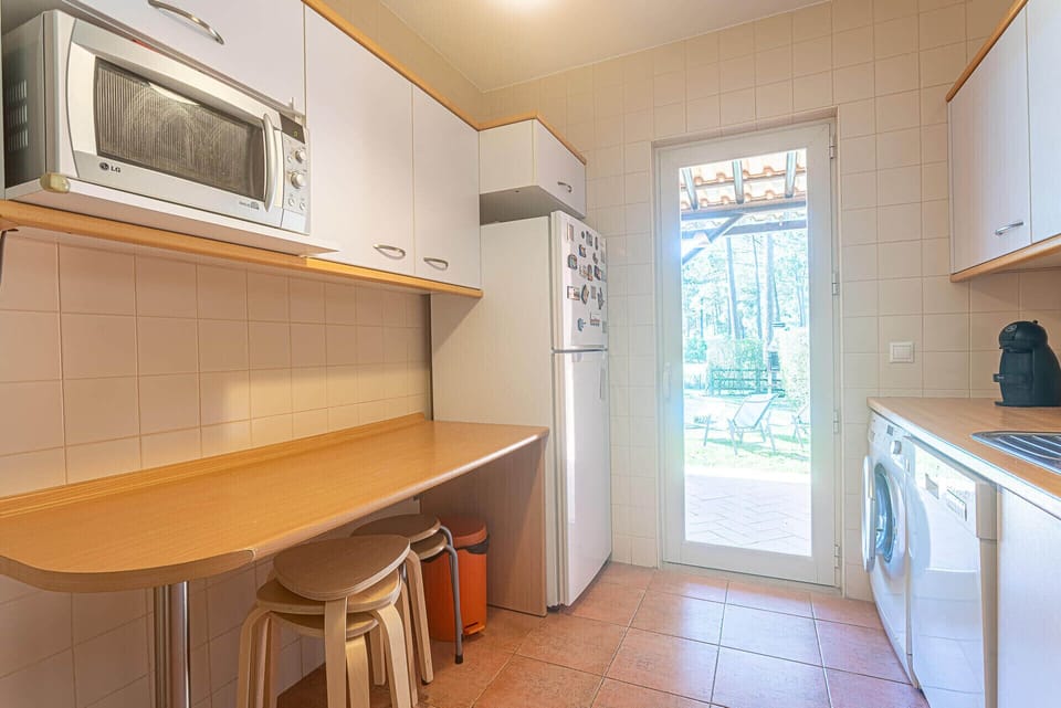 Spacious kitchen with wooden counters and garden access — Apartment Ciprestes, holiday apartment in Portugal
