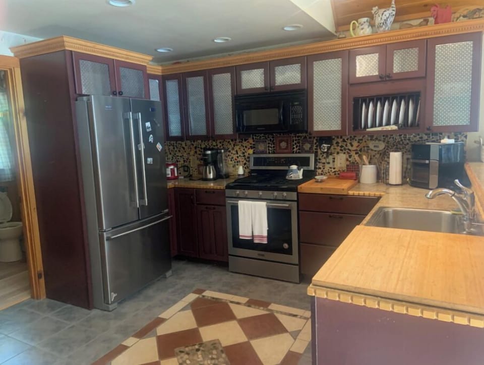 full kitchen with Gas Range, Microwave, dishwasher, Fridge/Freezer