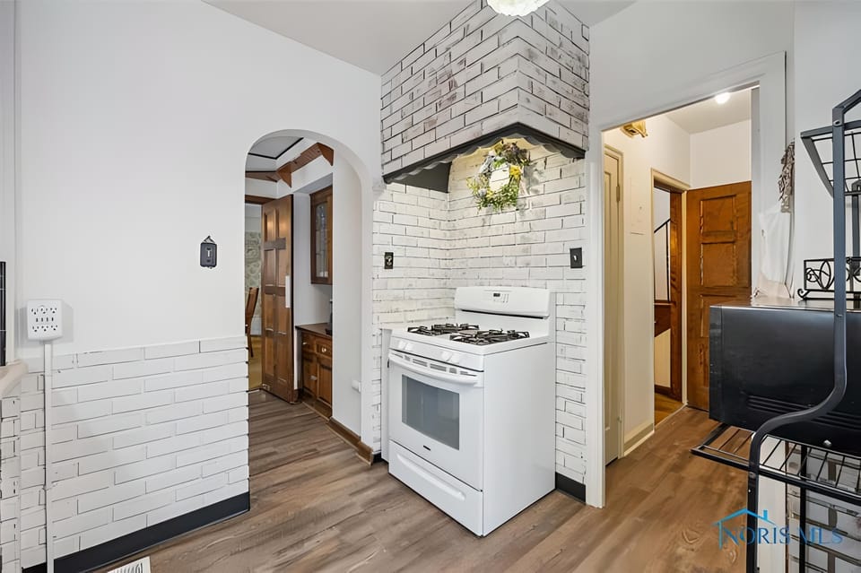Gas stove/oven.