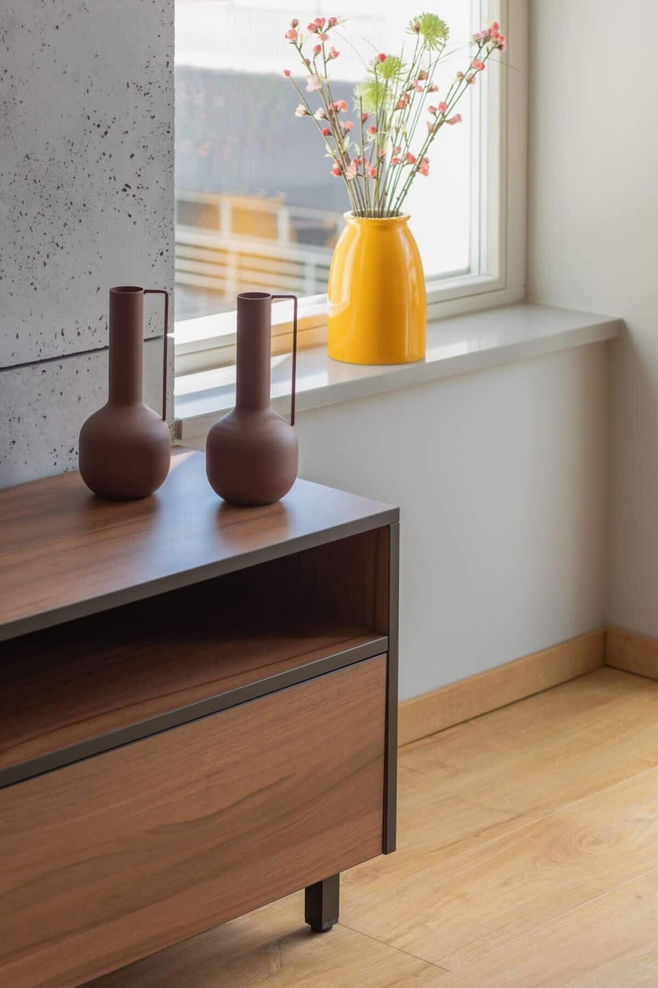 Decorative details in the apartment. 