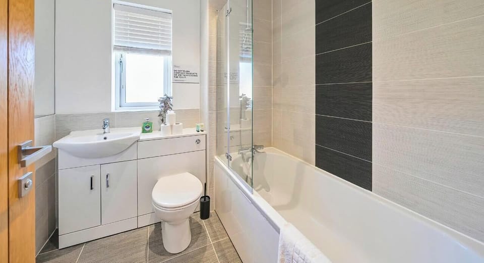 RELAXING BATHROOM WITH BATHTUB