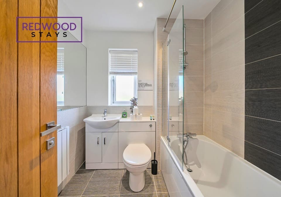 TIDY AND PACIFYING BATHROOM