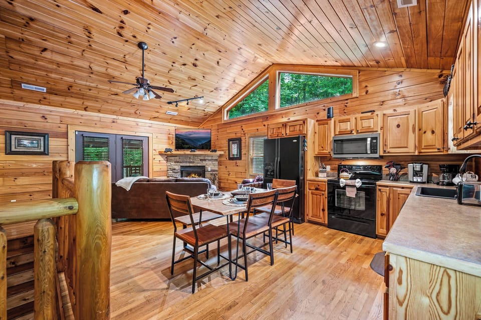 Forest Creek Retreat's cozy living area