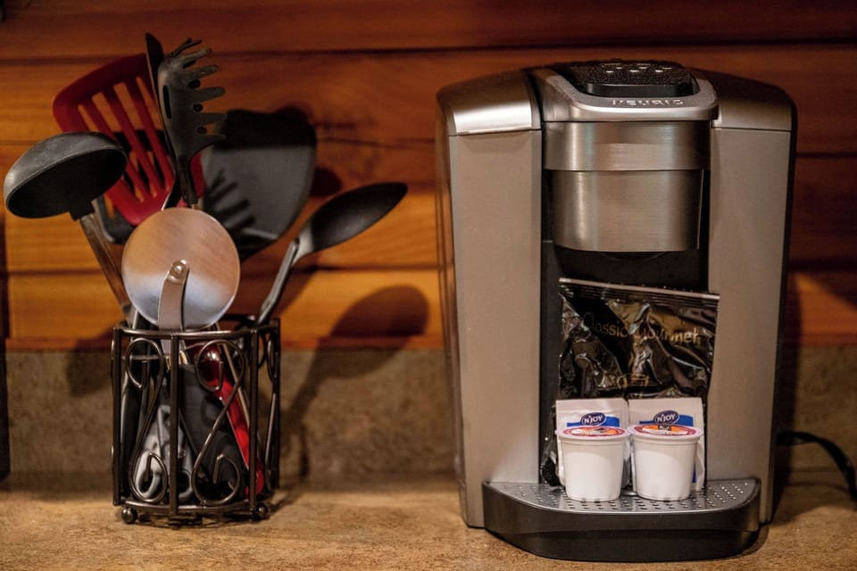 Forest Creek Retreat's fully-equipped kitchen