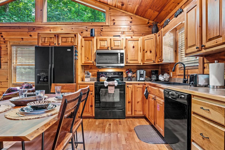 Forest Creek Retreat's fully-equipped kitchen