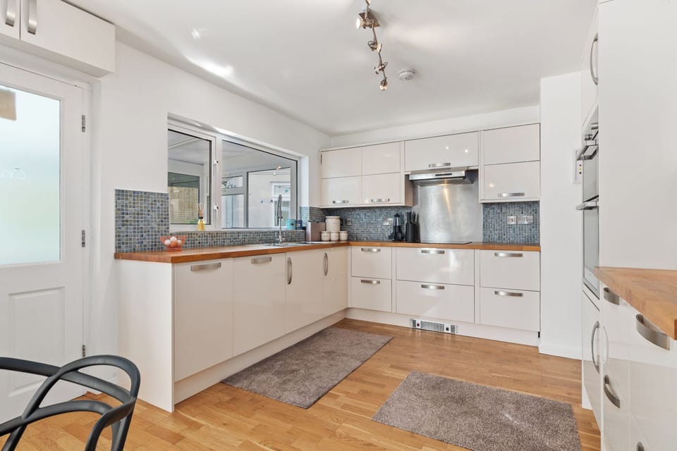 Sea glimpses, hot tub, pool table, parking