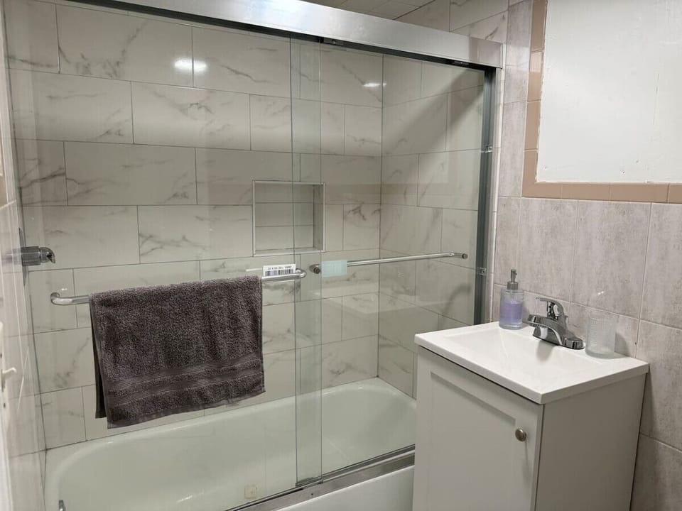 Full Bathroom 1