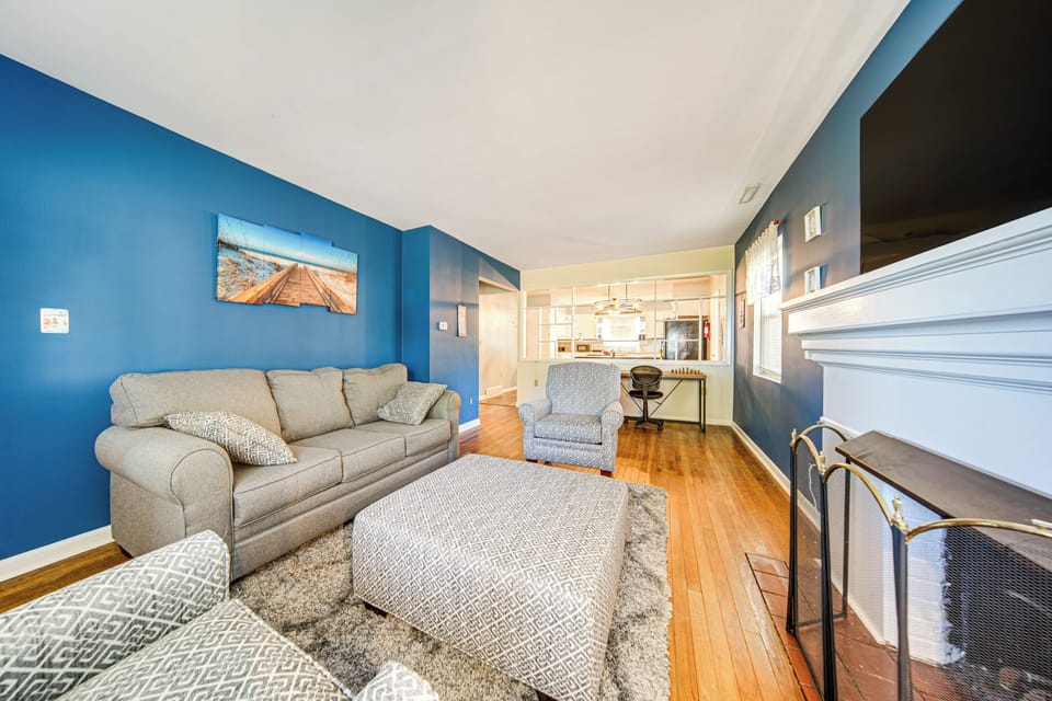 Living Room | Free WiFi | Central Heating & A/C | Smart TV