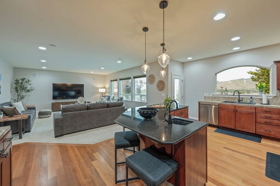 Open layout main floor: living room, kitchen and kitchen island