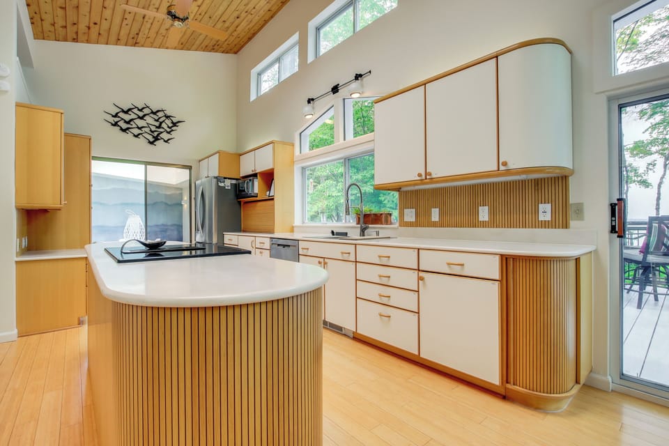 Kitchen | Stove/Oven | Drip Coffee Maker | 1st Floor