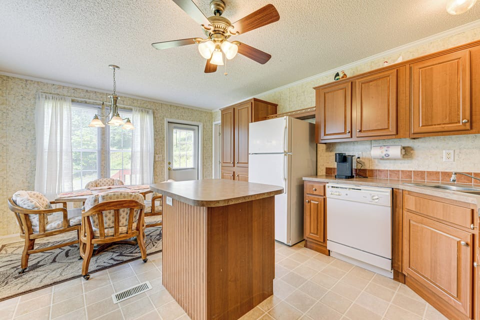 Kitchen | Keurig Coffee Maker w/ K-Cups