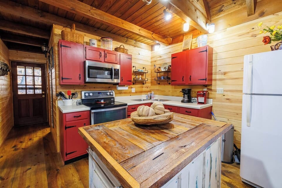 A well-stocked kitchen ready for mountain mornings, hearty breakfasts, and simple, delicious meals.