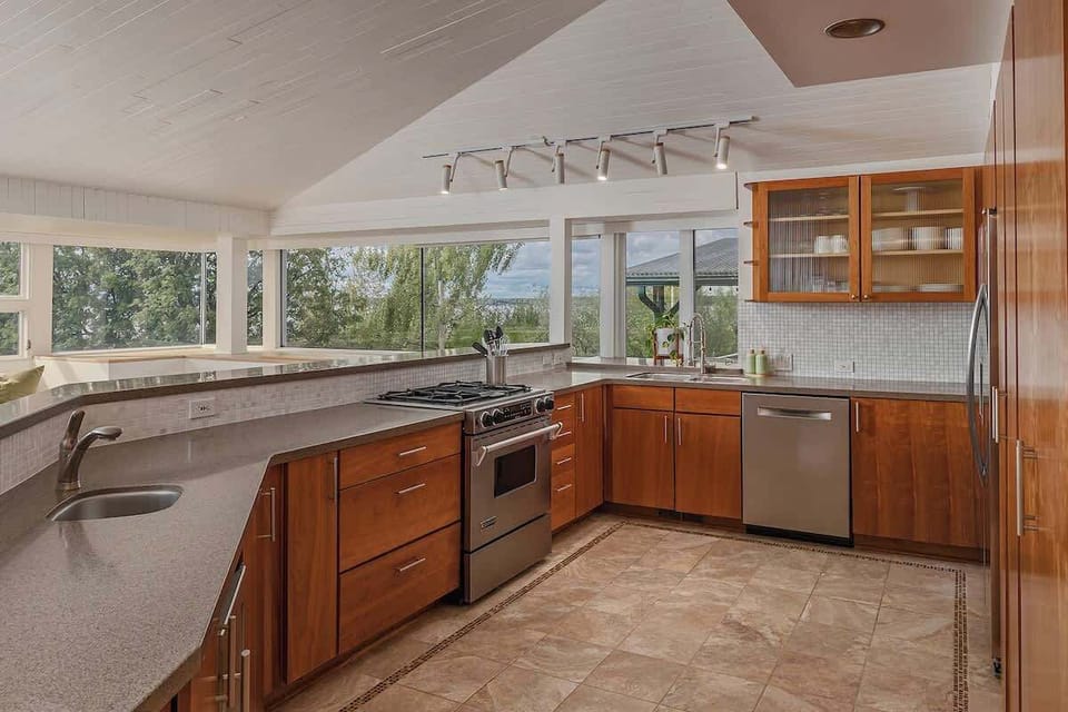Well appointed kitchen with everything you need