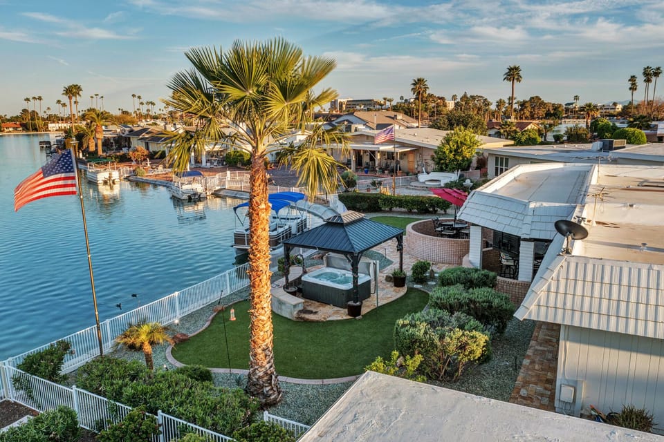 Buccaneers Paradise is a lakeside totally remodeled home with boat & golf cart