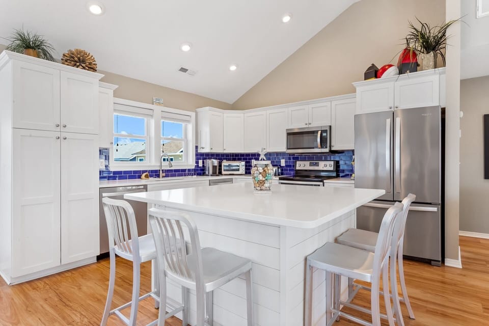 Eat together at the Kitchen island and enjoy plenty of prep space for an unforgettable family meal.