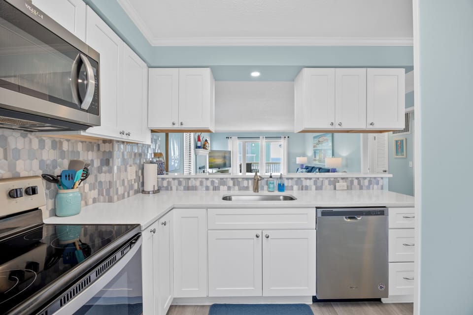Clean kitchen fully stocked for cooking Thanksgiving to toast. Perfect for all 