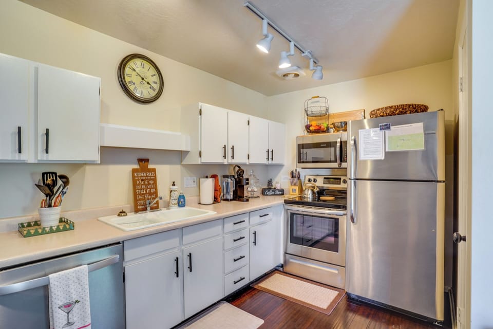 Kitchen | Trash Bags & Paper Towels Provided