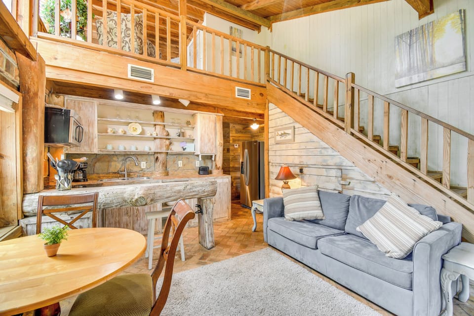 Fairhope Vacation Rental | 1BR | 2BA | 1 Small Step Required | 1,000 Sq Ft