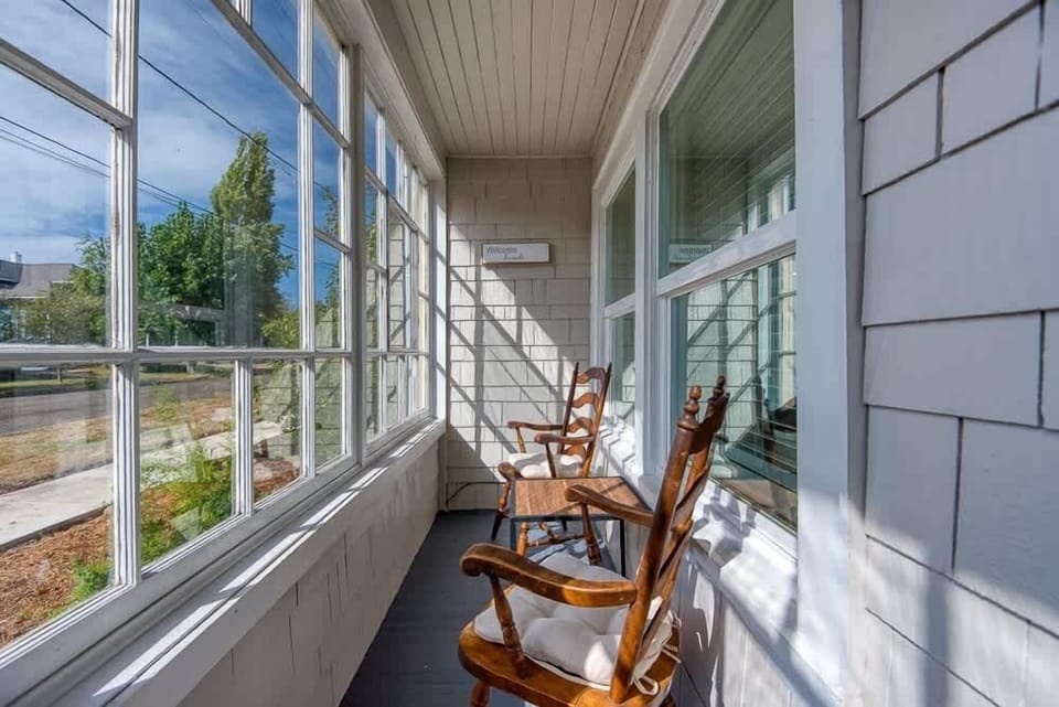#StayinMyDistrict Historical Heritage House Apartments in Coos Bay! Entrance to Apartment. #BookDirect #HeritageHouseCoosBay #StayinMyDistrict