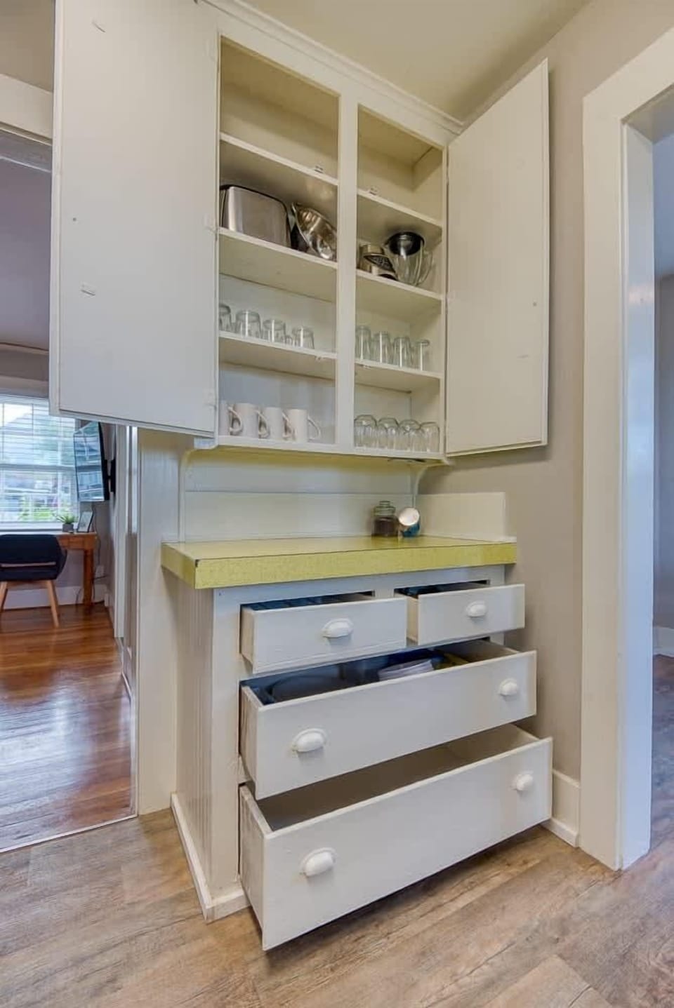 #StayinMyDistrict Historical Heritage House Apartments in Coos Bay! Entrance to Apartment. #BookDirect #HeritageHouseCoosBay #StayinMyDistrict