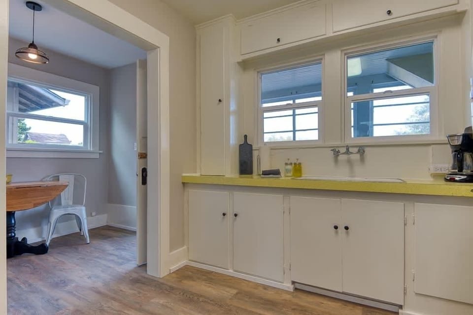 #StayinMyDistrict Historical Heritage House Apartments in Coos Bay! Entrance to Apartment. #BookDirect #HeritageHouseCoosBay #StayinMyDistrict