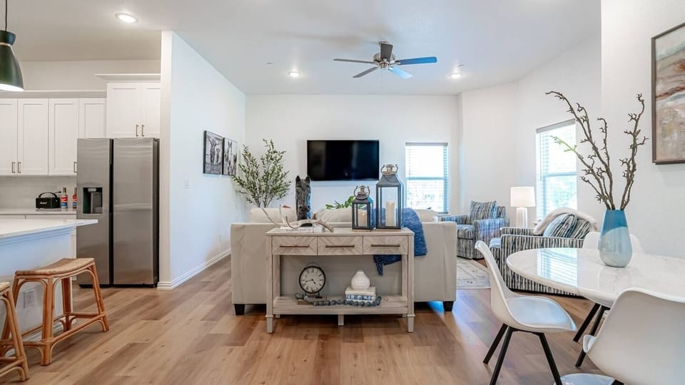 Kick back in a stylish, open-concept living space designed for comfort and connection. Whether you're debriefing after a Rangers game, watching pre-game coverage on the smart TV or just relaxing with your crew—The Ryan's living area has you covered.