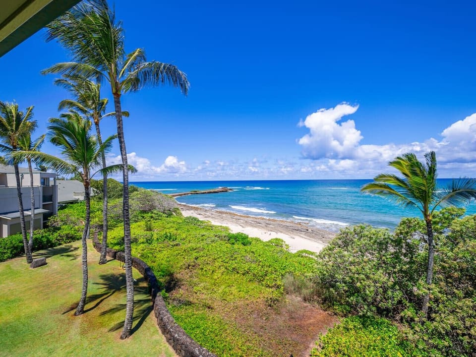 Unobstructed view on the ocean from the patio.