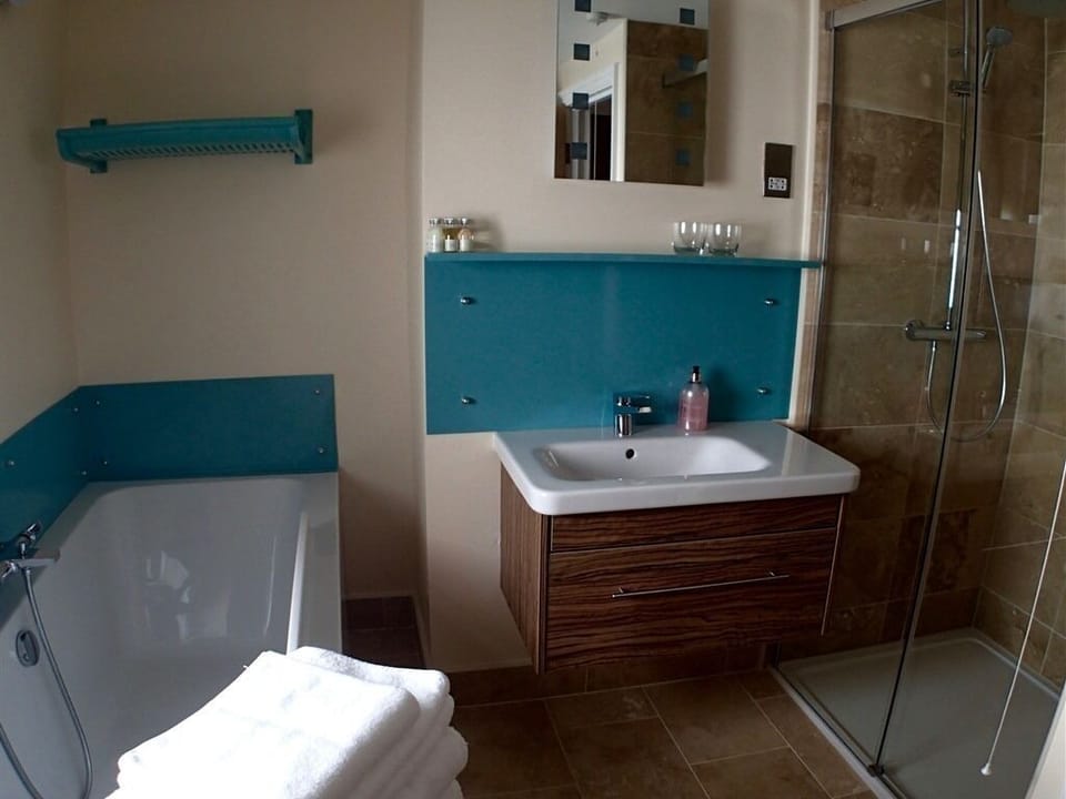 DOUBLE-DELUXE-ENSUITE WITH BATH