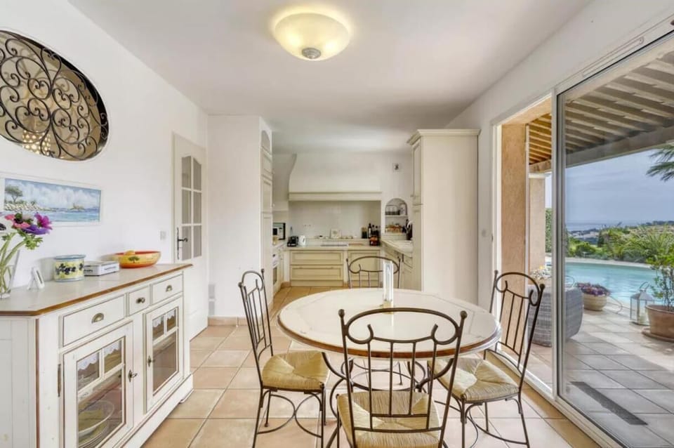 Fully equipped kitchen.