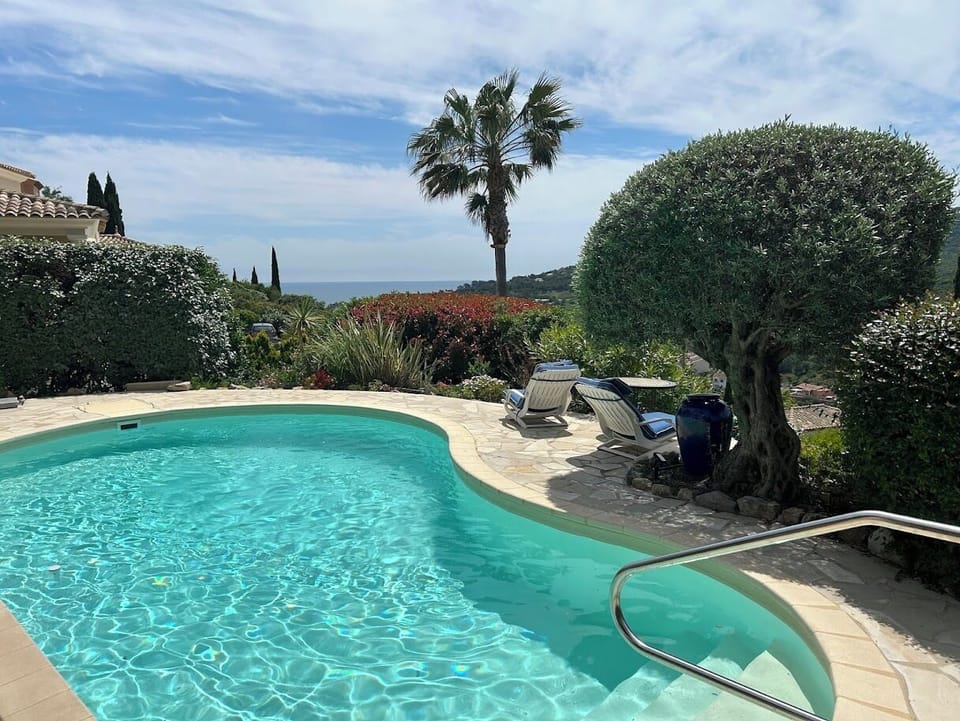 Heated and children-protected private swimming pool.