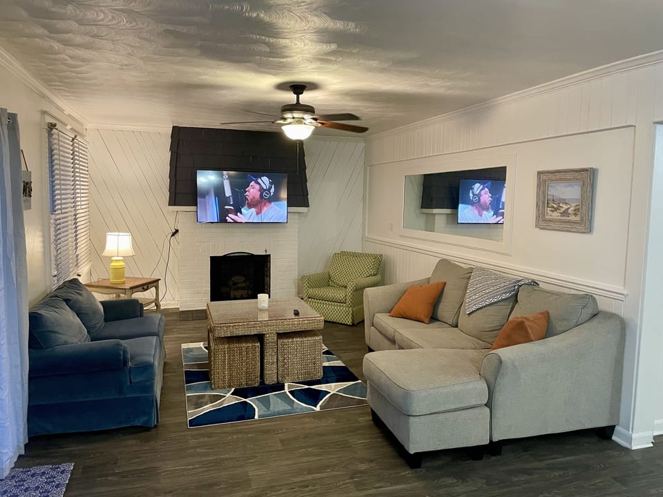 Home Decor, Furniture, Indoors, Living Room, Couch
