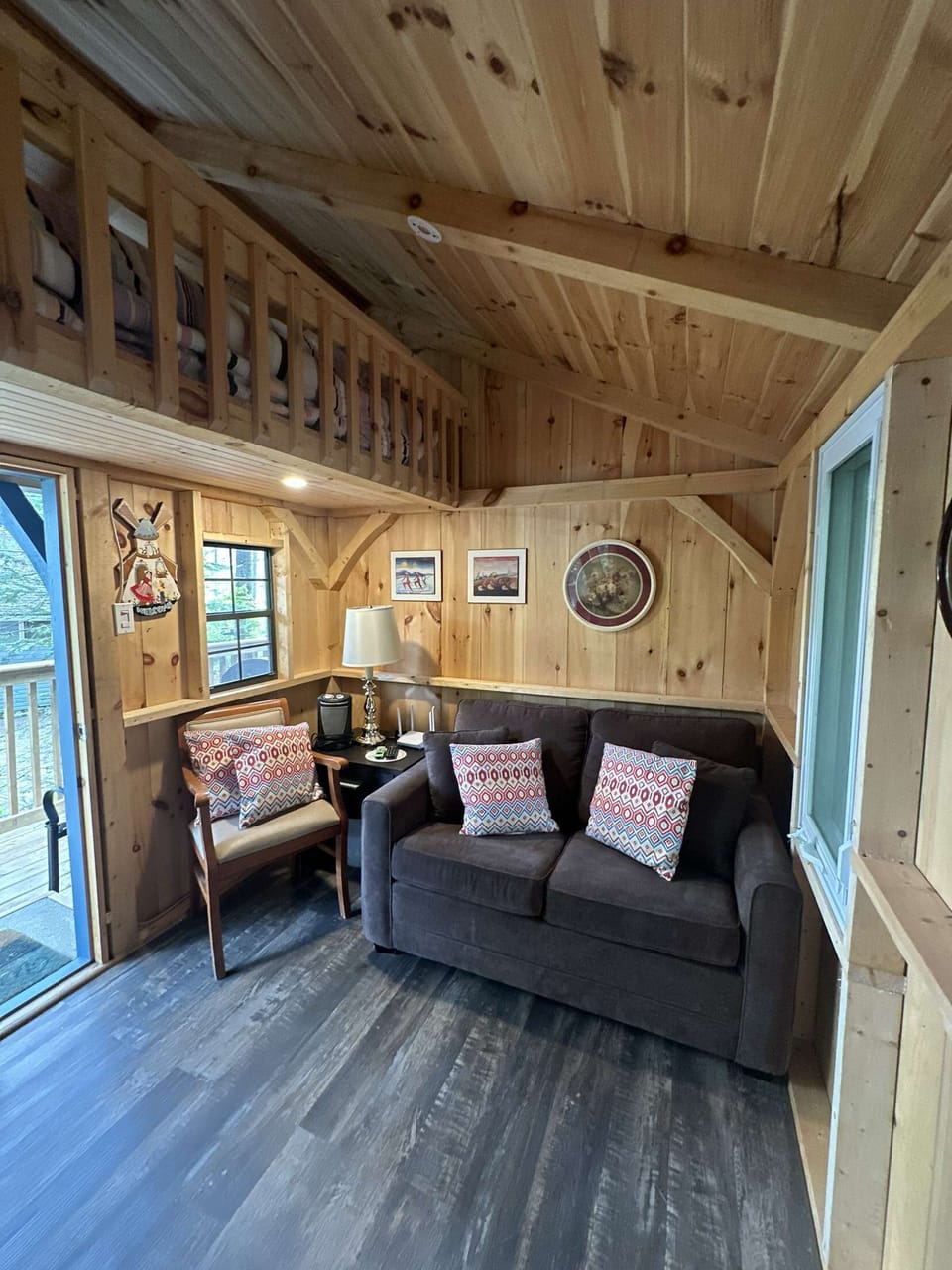Livingroom with Single Sofabed