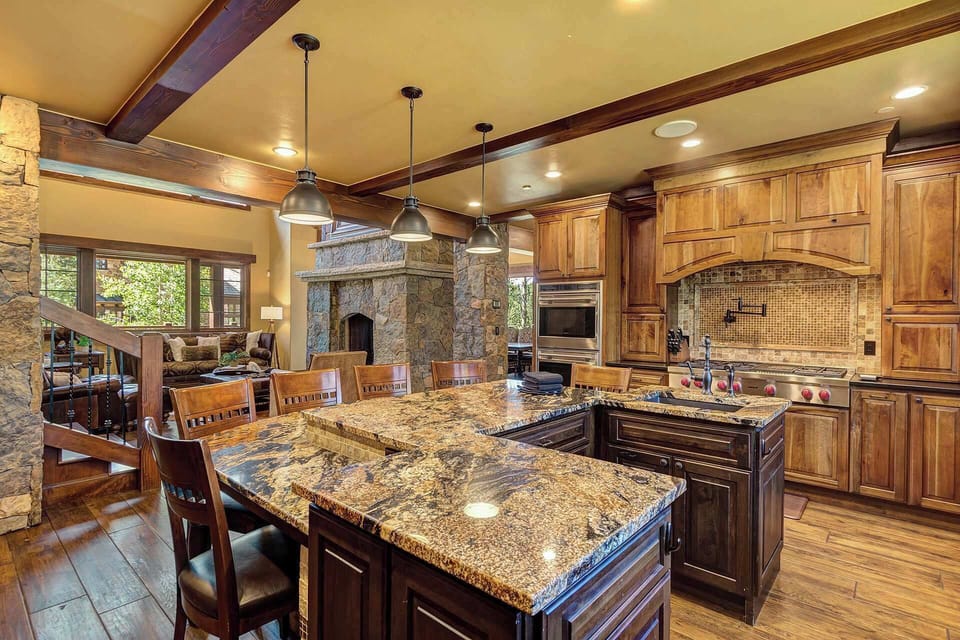 Kitchen: Fully-equipped gourmet kitchen, top-quality stainless steel appliances, breakfast bar seating with seating for 6