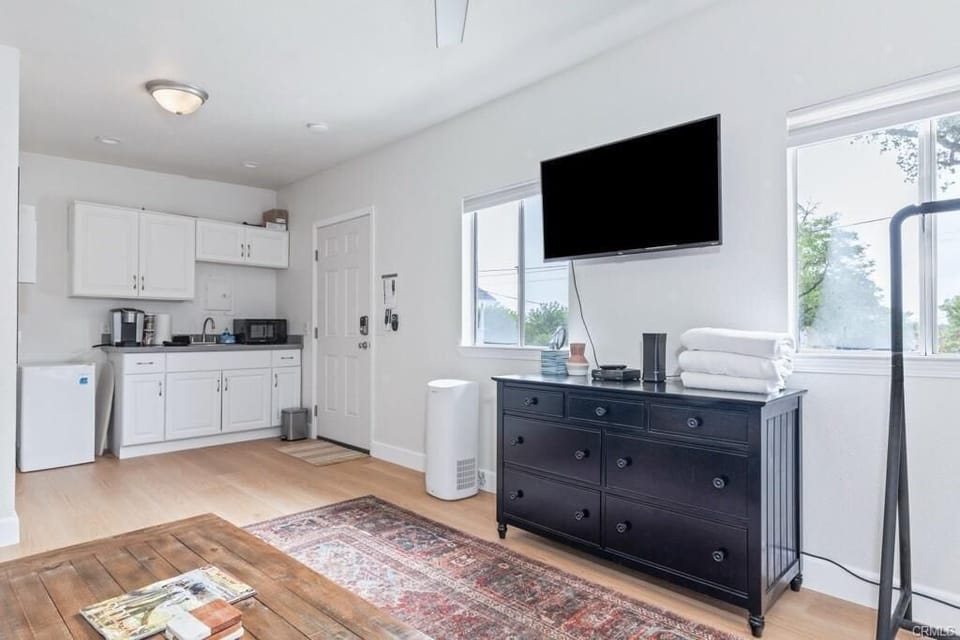 Studio Oasis on Vine (1182)