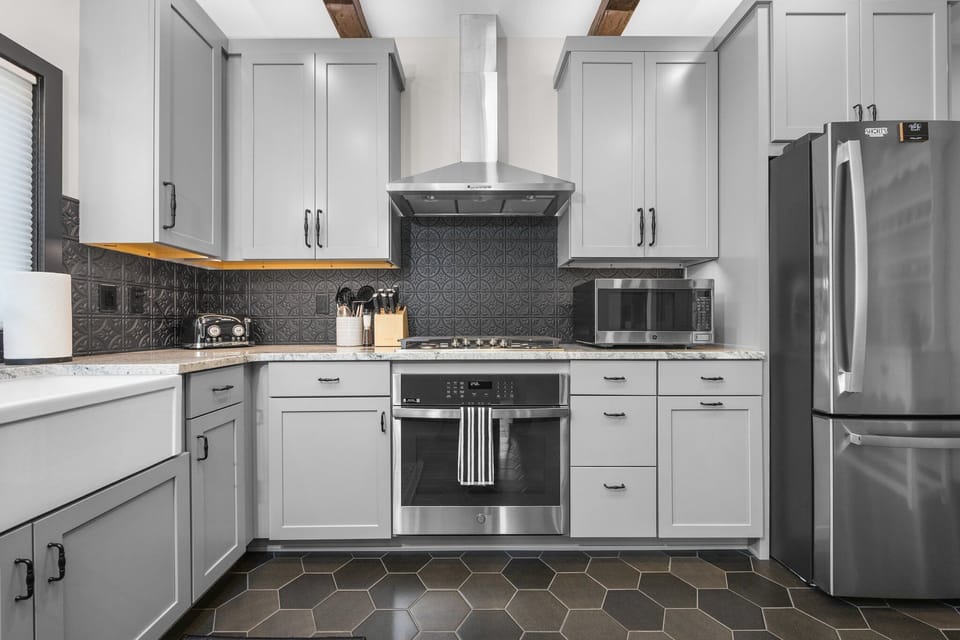 Full Kitchen w/ 5-Burner Gas Stove