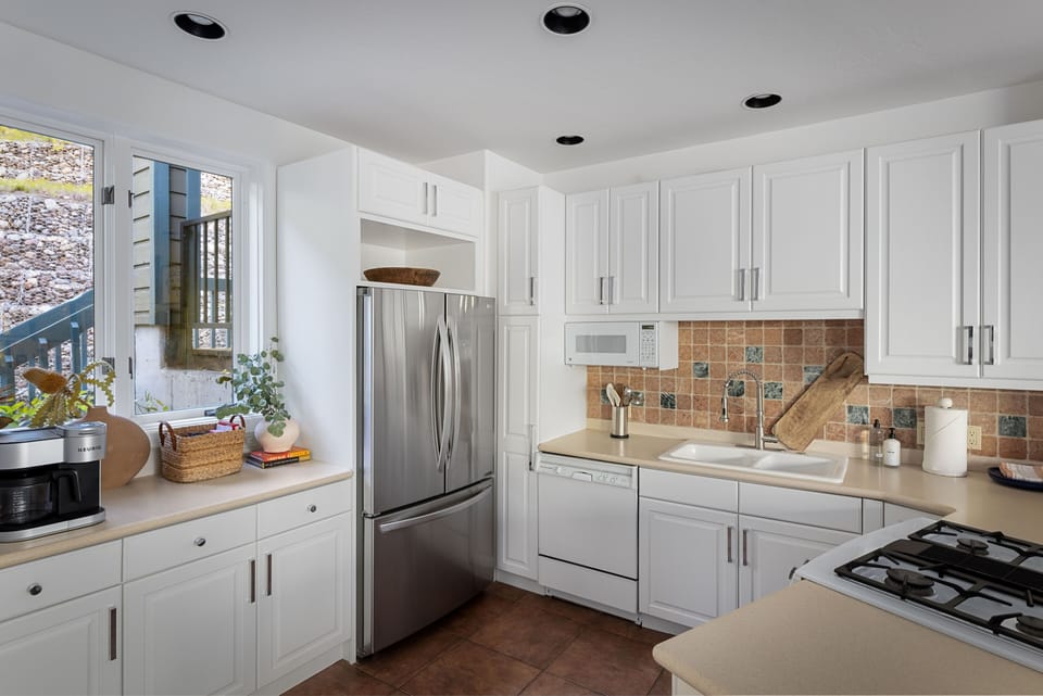 Kitchen - Fully-equipped updated kitchen with coffee bar