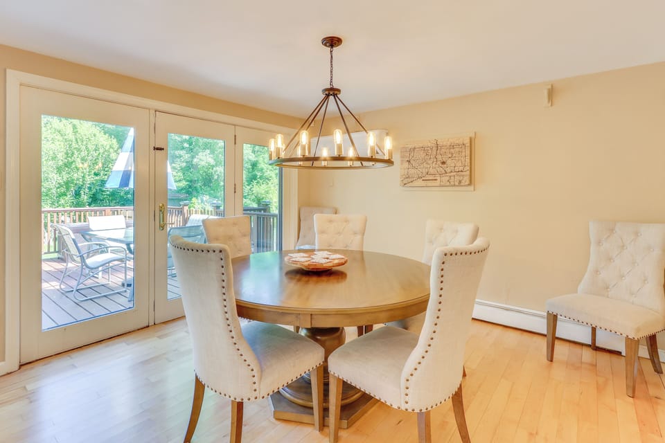Dining Area | Dishware/Flatware Provided | Main Level