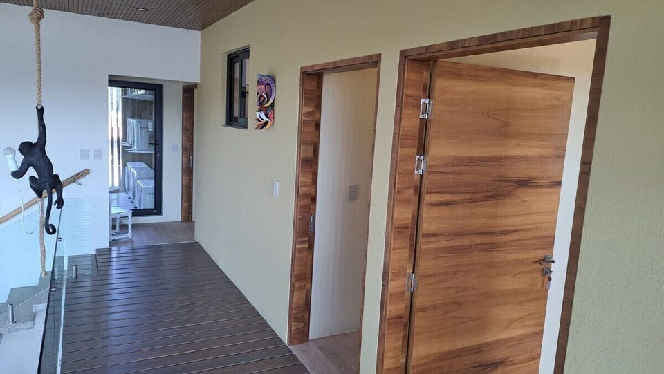 Hallway connect the three second-floor bedrooms